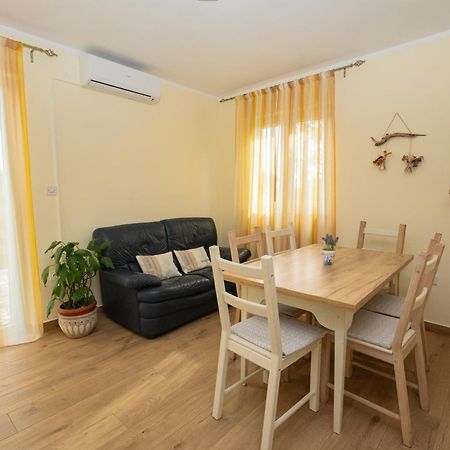 Apartman Doris Milohnici Bagian luar foto